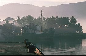 Morgennebel im Hafen von Kalabahi