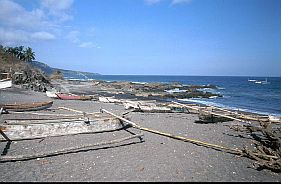 Fischerboote am Strand von Ipir