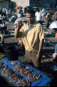 Tintenfischhändler auf der Fischmarkt in Maumere