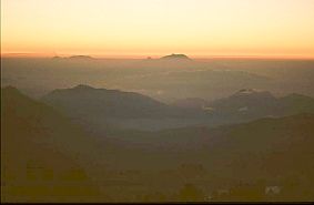 vor Sonnenaufgang auf dem Kelimutu