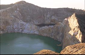 der trkisfarbene und der schwarze Kratersee auf dem Kelimutu