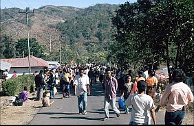 Menschen auf dem Weg zum Markt in Watusoko