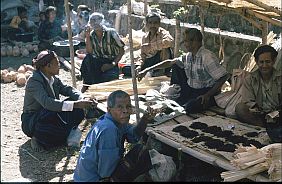 Tabakverkufer auf dem Markt in Watusoko