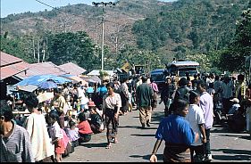 Menschen auf dem Weg vom und zum Markt in Watusoko