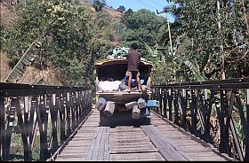 Lastwagen auf einer Brücke mit Holzbohlen auf dem Weg nach Ende
