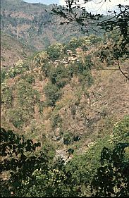 Dorf am Berghang auf dem Weg nach Ende