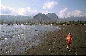 Strand und Hafen in Ende