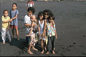 Kinder am Strand von Ende
