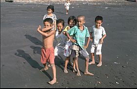posierende Kinder am Strand von Ende