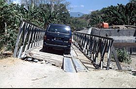 Halb zerstörte Brücke; unser Auto auf dem Weg nach Riung
