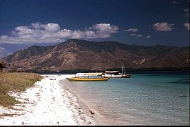 Strand mit Booten auf einer Insel der Pulau Tujubelas