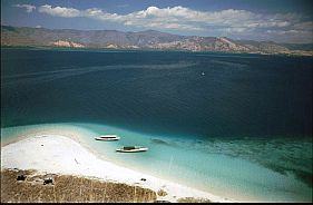 Strand und Korallen auf den Pulau Tujubelas