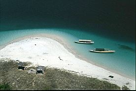 Strand und Boote auf einer Insel der Pulau Tujubelas