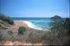 Strand auf einer Insel der Pulau Tujubelas
