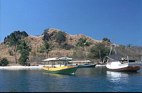 Boote vor einer Insel der Pulau Tujubelas