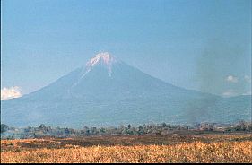 Der aktive Vulkan Mount Ebulobo