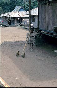 Junge mit selbstgebastelten Spielzeug in Langa