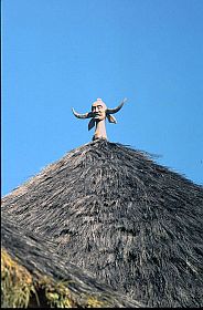 Dachfigur auf einem traditionellen Haus in Ruteng