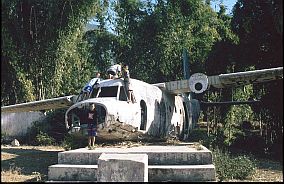 ein altes Flugzeug dient als Spielplatz für die Kinder in Ruteng
