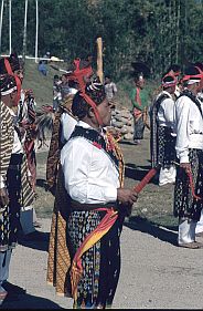 Mnner in traditioneller Kleidung vor der Kathedrale in Ruteng