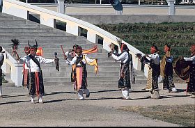 Tnzer vor der neuen Kathedrale in Ruteng