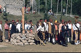 Opfersteine und Mnner in Festtracht vor der neuen Kathedrale in Ruteng