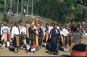 Mnner in traditioneller Festtracht vor der neuen Kathedrale in Ruteng