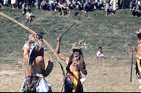 Caci-Kmpfer vor der neuen Kathedrale in Ruteng