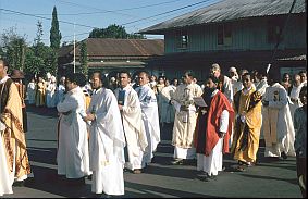 Prozession von Priestern und Bischöfen zur neuen Kathedrale von Ruteng