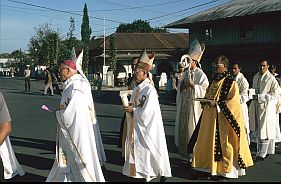 Bischfe auf dem Weg zur Kathedrale in Ruteng