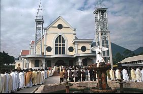 ein Zug der Geistlichen in die neue Kathedrale von Ruteng