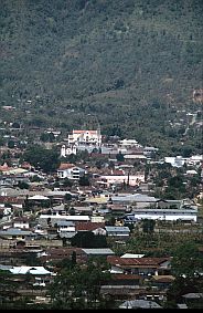 Blick auf alte und neue Kathedrale von Ruteng