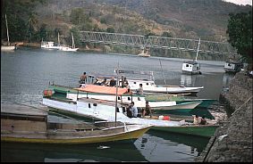 Fluss mit Booten in Reo