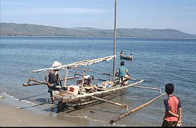 Fischerboot am Strand von Pota