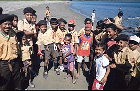 Kinder am Strand von Pota