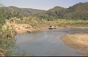 Fluss mit Boot bei Pota