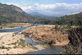 Landschaft mit Fluss zwischen Reo und Ruteng