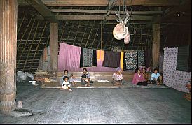 Bewohner des traditionellen Hauses in Todo