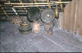 Musikinstrumente in Todo: Trommeln und Gongs