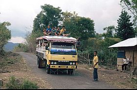 ein Lastwagen-Bus bringt Leute ins Dorf Kuwu