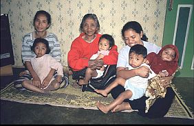 Frauen mit Kindern in Kuwu