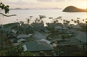 Labuhan Bajo und die vorgelagerten Inseln im Abendlicht