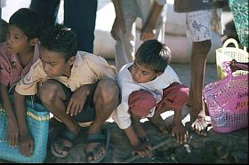 Kinder am Fähranleger Waiwerang