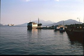 der Hafen von Larantuka