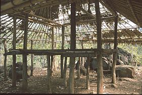 Reste eines traditionellen Hauses in Mokantarak