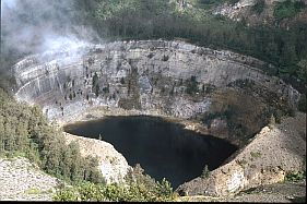 Kratersee auf dem Kelimutu näher