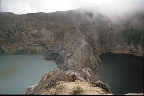 der schwarze und der trkisfarbene Kratersee auf dem Kelimutu