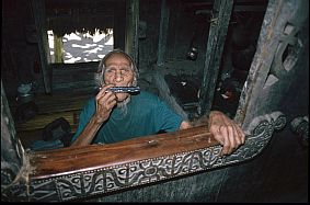 der 109 jährige Bernhardus spielt auf der Mundharmonika