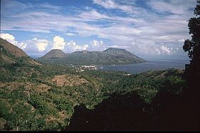 Blick auf die Bucht von Ende mit Vulkanen