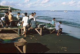 Stände und Händler auf den Fischmarkt in Ende